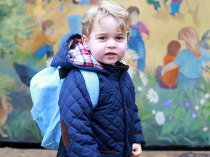 El pr&iacute;ncipe Jorge durante su primer d&iacute;a de clase. La foto fue tomada por su madre, Kate Middleton. 