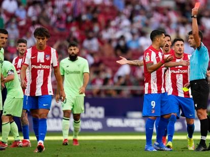 Momento en el que Gil Manzano expulsa a João Félix durante el Atlético-Athletic  (0-0) celebrado este sábado en el Wanda Metropolitano. (AP Photo/Manu Fernandez)