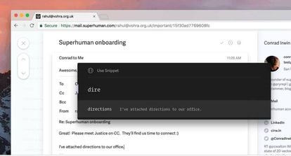 Un usuario utiliza un atajo de teclado para adjuntar la dirección de su oficina en un correo electrónico.
