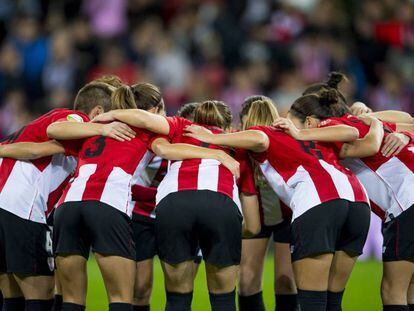 Las jugadoras del Athletic hacen corro en el partido de Copa que batió el récord de espectadores.