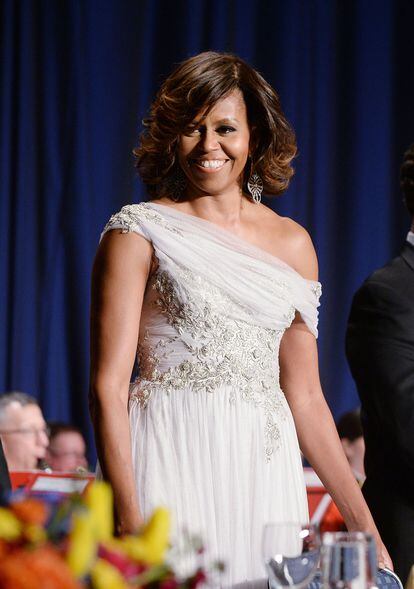 Michelle Obama escogió un vestido de Marchesa gris perla asimétrico y con bordados.