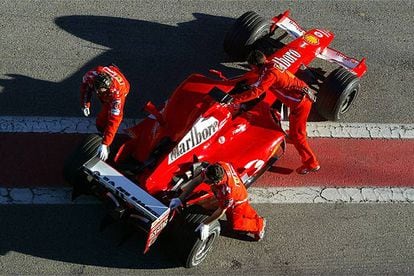 El Ferrari de Michael Schumacher, en el circuito de Montmeló, tras una sesión de entrenamiento.