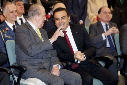 El presidente de Renault, Carlos Ghosn, bromeaba con el entonces Rey Juan Carlos en 2013 durante una visita de ambos a las instalaciones de Renault en la ciudad de Valladolid.