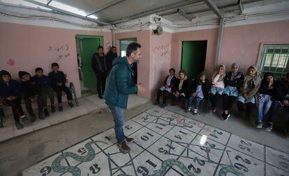 El músico Jorge Drexler visita un colegio en la aldea palestina de Susyia, en Cisjordania.