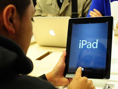 Un cliente inspecciona un iPad en una tienda Apple de Nueva York.