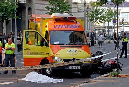 Dos motoristas han fallecido hoy en un accidente en la confluencia de las calles Balmes y Còrsega, en el Eixample de barcelona.