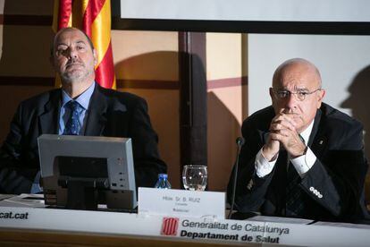El director del CatSalut, Josep Maria Padrosa, y el consejero de Salud, Boi Ruiz, ayer en la presentaci&oacute;n del Plan de Catalu&ntilde;a contra el c&aacute;ncer