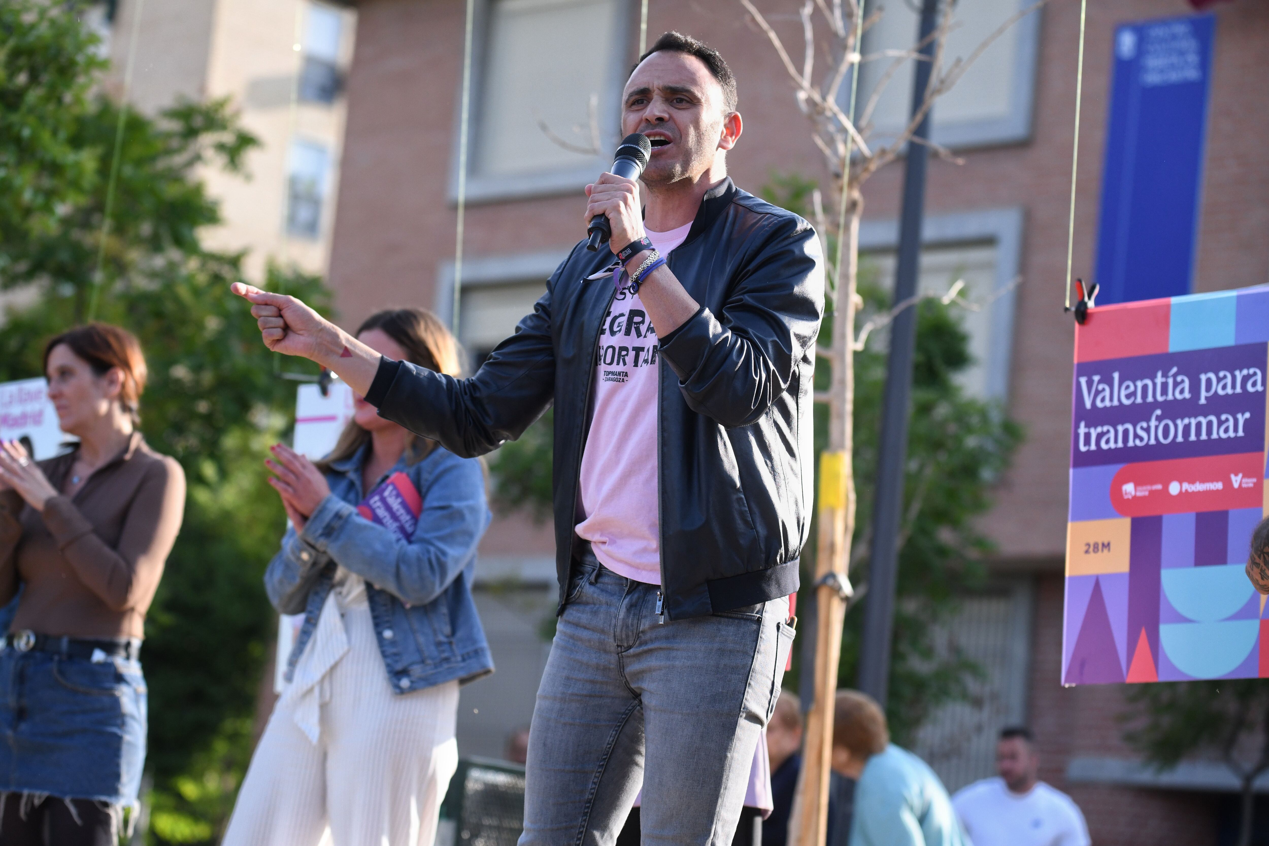 El candidato de Podemos a la alcaldía de Madrid, Roberto Sotomayor, interviene en el acto de la pegada de carteles de inicio de campaña en Madrid.