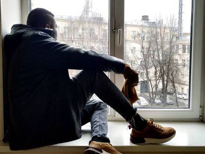 El nigeriano Michael, gay de 36 años, en un piso de Moscú, donde ha solicitado asilo por su orientación sexual.
