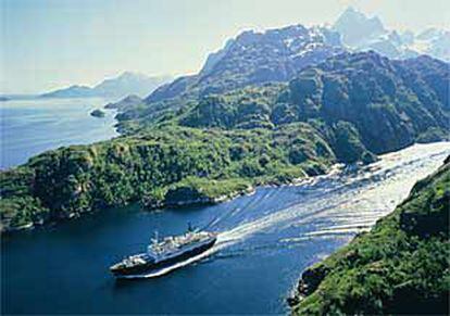 Un barco navega por el Trollfjord, el fiordo de los Trolls, en la accidentada costa noruega.