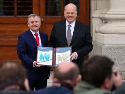 Los ministros Noonan (derecha) y Howlin presentan el presupuesto.