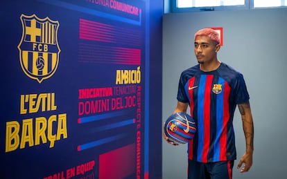 El futbolista mexicano Julián Araujo, durante su presentación con el FC Barcelona, este viernes.