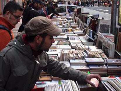 Venta callejera en la Gran Vía el Día del Libro.