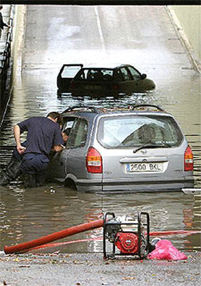 Coches varados en un túnel inundado en Vilanova i la Geltrù.