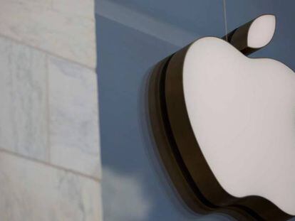Logo de Apple en una Apple Store en Washington.