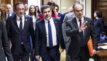 Los diputados electos de JxCat, de izquierda a derecha, Josep Rull, Jordi Sànchez y Jordi Turull, a la salida del registro del Congreso tras entregar sus credenciales.