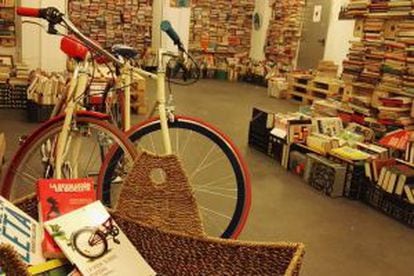 Libros y bicis en TuuuLibrería, en Madrid.