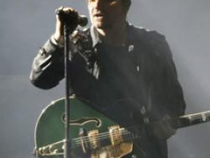 Bono, el cantante de U2, durante el concierto de Barcelona