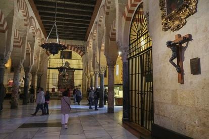 El crucificado de Aurelio Teno, colocado en la mezquita primitiva por el Obispado de Córdoba en 2015.