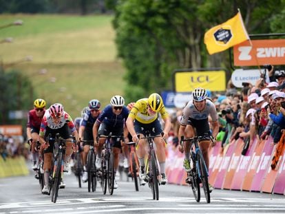 Liane Lippert cruza la línea del meta al 'sprint' en la segunda etapa del Tour de Francia, este lunes.