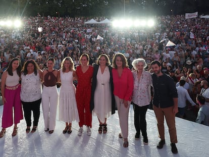 Desde la izquierda, Ione Belarra, Carolina Elías, Sira Rego, Yolanda Díaz, Mónica García, Ada Colau, Carla Antonelli, Marisa Paredes y Pablo Bustinduy.