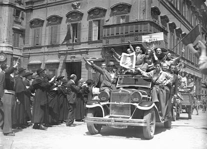 Partisanos católicos durante la liberación de Roma, el 4 de junio de 1944, con una imagen del papa Pío XII.