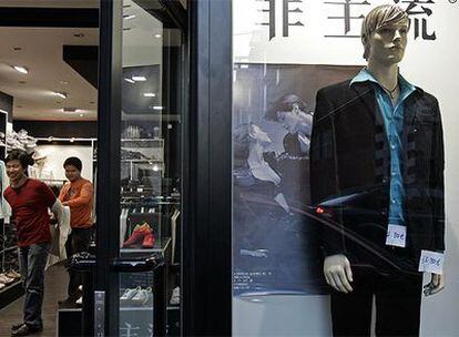 Dos inmigrantes chinos, fotografiados en su tienda en la capital madrileña.