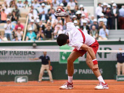 Djokovic rompe su raqueta durante el partido contra Bautista.