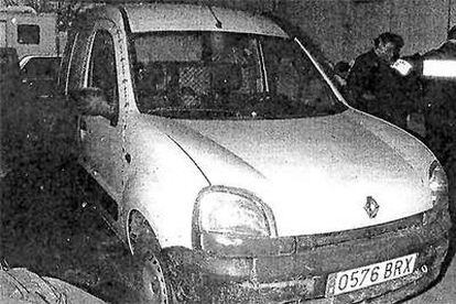 La furgoneta Renault Kangoo relacionada con los atentados del 11-M durante el registro realizado el 11 de marzo de 2004.