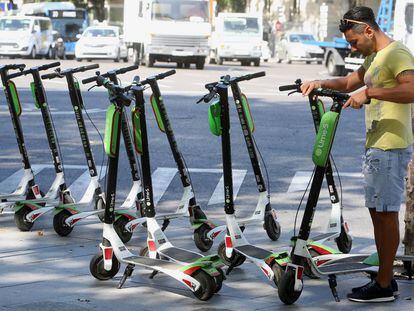 Patinetes eléctricos en una acera del centro de Madrid, en una imagen de archivo.