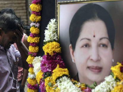 Ciudadanos indios lloran la p&eacute;rdida de la popular pol&iacute;tica india y jefa del Gobierno del Estado de Tamil Nadu, Jayalalithaa Jayaram.