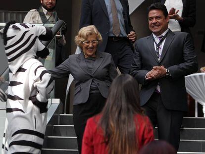 Carmena junto al alcalde de La Paz y anfitri&oacute;n de la asamblea, Luis Revilla, el lunes.