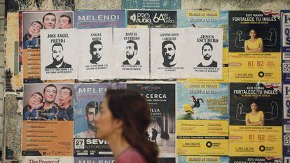 Carteles contra La Manada en una calle de Sevilla a los pocos días de ser puestos en libertad condicional.