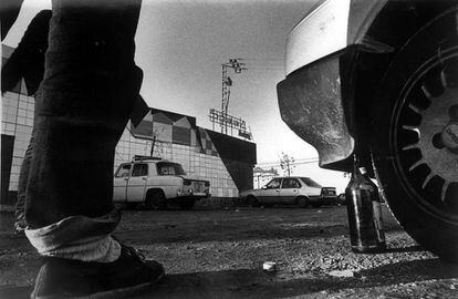 Aparcamiento de Spook, una de las discotecas valencianas de la ruta del bakalao, en 1985.