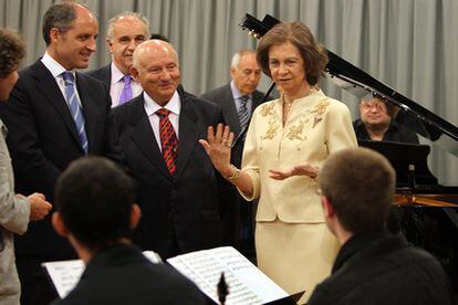 La reina Sofía, acompañada por el director del nuevo conservatorio de Valencia, Eduardo Montesinos, y el presidente del Consell, Francisco Camps, durante el recorrido por las instalaciones.