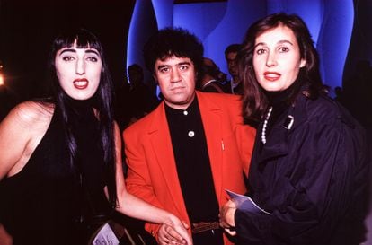 Rossy de Palma y Pedro Almodóvar, durante uno de sus desfiles en 1991. La actriz española colaboró en muchas ocasiones con Mugler e incluso desfiló para él convirtiéndose en una de sus musas.