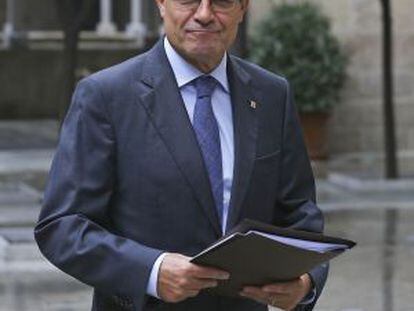 Artur Mas se dirige ayer a la reunión del Gobierno catalán.
