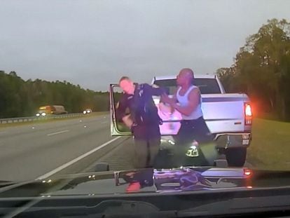 Video de cámaras policiales muestra la detención de Leonard Cure en Georgia el 16 de octubre 2023.