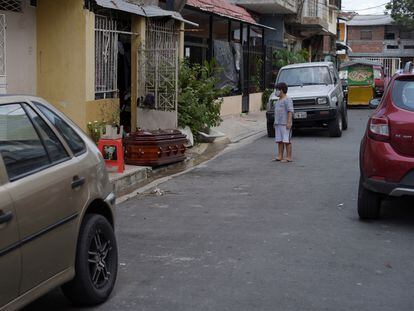 La pandemia provocó el colapso del sistema sanitario en Guayaquil (Ecuador) en abril y al mes siguiente se iniciaron una serie de disturbios. En la imagen, un niño mira el ataúd de una de las muchas personas de la ciudad portuaria que murieron en sus casas.