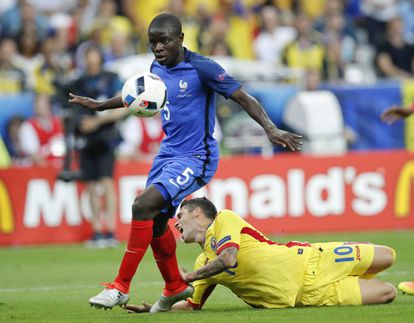 Kanté, con Stanciu en el suelo, se marcha con el balón en el Francia-Rumania que inauguró la Eurocopa 2016.
