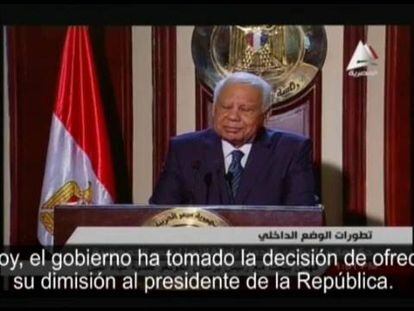 El primer ministro egipcio, Hazem el Beblawi, anunció este lunes la dimisión en bloque de su gobierno.