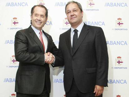 Juan Carlos Escotet, presidente de Abanca y Tino Fernández, máximo mandatario del Deportivo posan tras presentar el acuerdo entre ambas entidades.