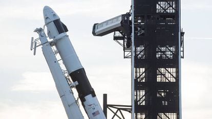 El cohete SpaceX Falcon 9, con la cápsula Crew Dragon, durante su preparación para el lanzamiento en el Kennedy Space Center de Florida.