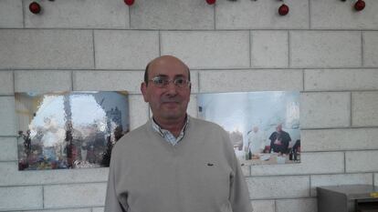 Pedro Cañete, en una imagen de las Navidades de 2014 cedida por la familia, mes y medio antes de operarse de los ojos y quedarse completamente ciego.