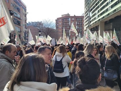 Protesta de la patronal valenciana de residencias frente a la sede de la Consejería de Igualdad y Políticas Inclusivas de la Generalitat.