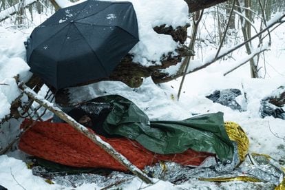 Y.K. espera la llegada de una ambulancia. El joven sirio había estado oculto en el bosque de Bialowieza durante varios días, un lugar de difícil acceso. Según la doctora voluntaria que acudió al lugar, se encontraba en estado crítico y no podía moverse por sí mismo. 