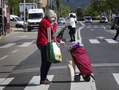 Una mujer vuelve de la compra en las calles de Terrasa en medio de la crisis por el Covid-19.