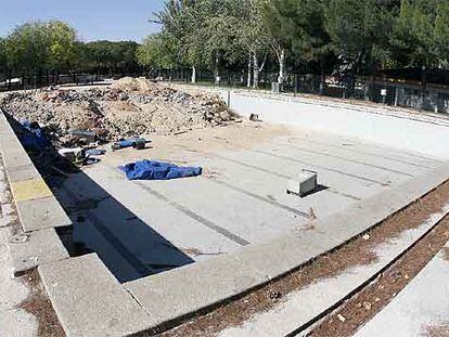 Obras en la piscina del polideportivo de la calle del general Fanjul, en Aluche.