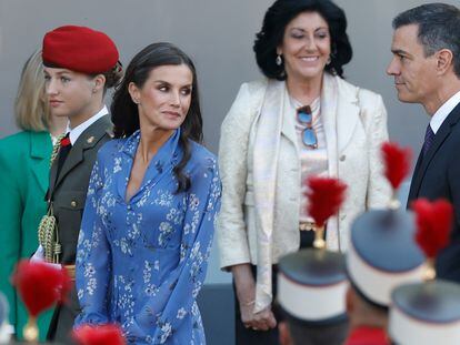 La Princesa de Asturias, la reina Letizia y el presidente del Gobierno, Pedro Sánchez, a su llegada este jueves al desfile de la fiesta nacional en Madrid.