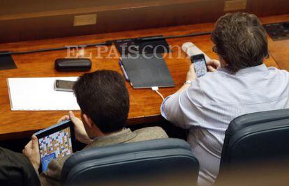 Los diputados del PP Bartolomé González y María Isabel Redondo en plena partida.